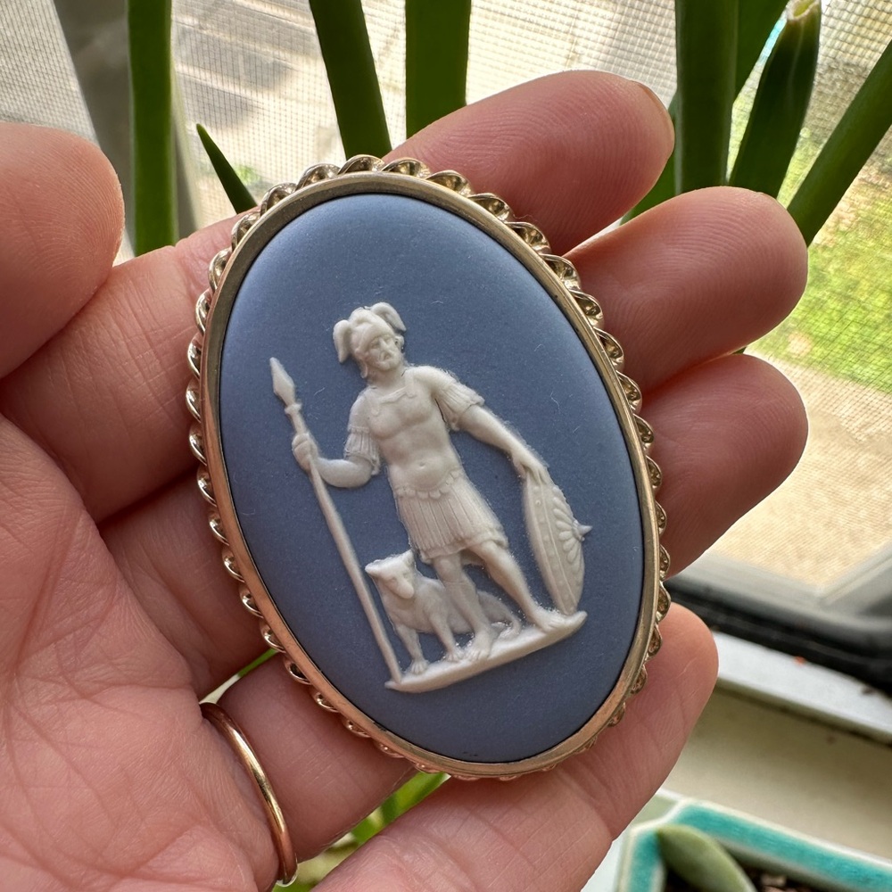 Large Vintage Wedgwood Jasperware Brooch Aries God of war on blue background - Picture 3 of 14
